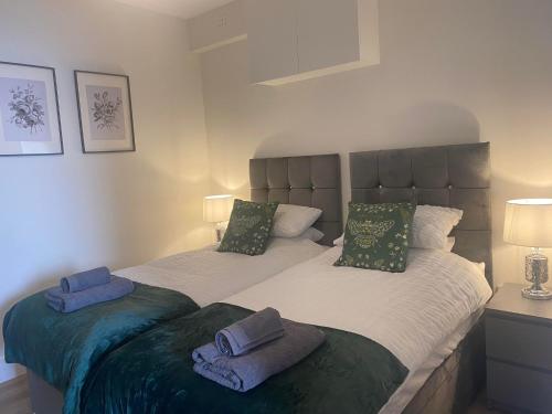 Duas camas num quarto com duas toalhas em The Cwtch Pet Friendly Ground Floor Flat Near M4 and Porthcawl em Kenfig Hill