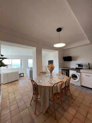 une salle à manger avec une table et des chaises dans une cuisine dans l'établissement Bormes - Le Loft, à Bormes-les-Mimosas