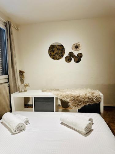 Grand appartement Bron centre proche Eurexpo et Groupamaにあるベッド