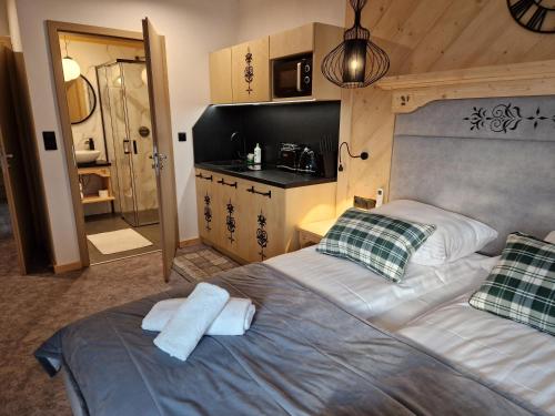 um quarto com uma cama com duas toalhas em Apartamenty Małe Ciche em Małe Ciche