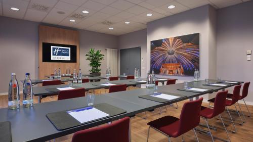 a conference room with a long table and chairs at Holiday Inn Express Düsseldorf - City North by IHG in Düsseldorf