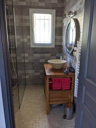 une salle de bain avec un lavabo et une douche dans l'établissement La Belhomière - Havre de Paix, à Vins-sur-Caramy