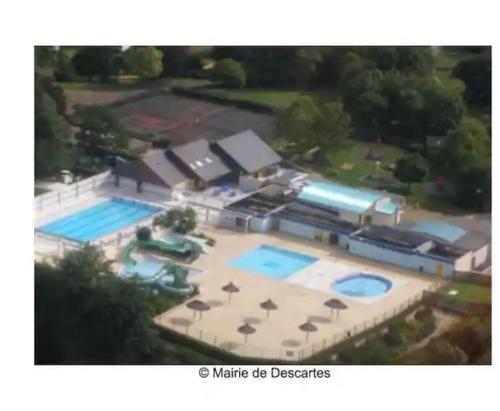 un complexe avec 2 piscines dans l'établissement CHARMANTE MAISON DE CAMPAGNE DU 17ème siècle à Lilette avec Jacuzzi et proche rivière, à Buxeuil