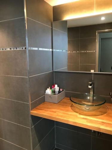 une salle de bain avec un lavabo et un miroir dans l'établissement Maison familiale près de la mer, à Argelès-sur-Mer