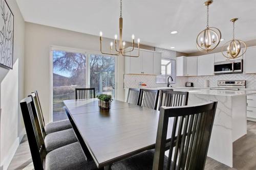 eine Küche und ein Esszimmer mit einem Tisch und Stühlen in der Unterkunft Modernized Picturesque Lonestar Property with Priv in Nampa
