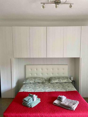 um quarto com uma cama com duas toalhas num cobertor vermelho em All’ombra delle sophore (011015-LT-2264) em La Spezia