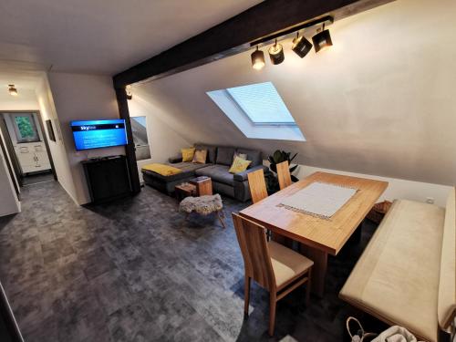 Televiisor ja/või meelelahutuskeskus majutusasutuses Skyline klimatisierte Dachgeschoss-Wohnung in Dornbirn mit Blick ins Rheintal