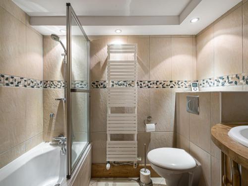 un bagno con doccia, WC e lavandino di Appartement Duplex Ski aux Pieds, Cheminée, Piscine et Spa, Méribel Village - FR-1-566-35 a Les Allues