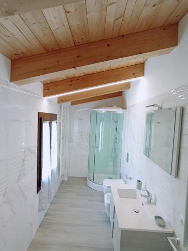 baño con 2 lavabos y espejo grande en B&B Profumo Di Gelsomino, en Mombaroccio