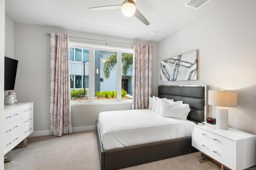 una camera con letto e finestra di Luxury Condo w/ Amenities near Disney - B28 #116 a Kissimmee
