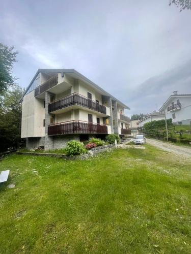 a building with a grass yard in front of it at All’angolo delle alpi in Montoso