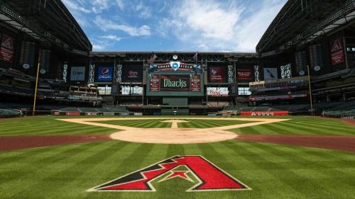 una vista de un campo de béisbol en un estadio en HEART OF DOWNTOWN HIGHRISE CITY VIEWS, en Phoenix