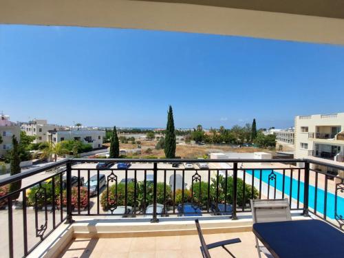 Un balcón con vista a la piscina. en Stunning views' Apartment with Pool, en Pafos