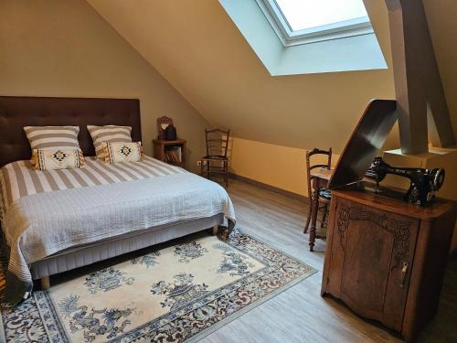 a bedroom with a bed and a skylight at Comme à la maison in Monnaie