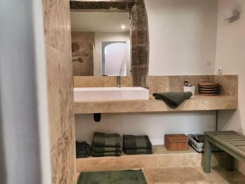 Bathroom sa Mas provençal, parc de 6000m2, Lourmarin à pied
