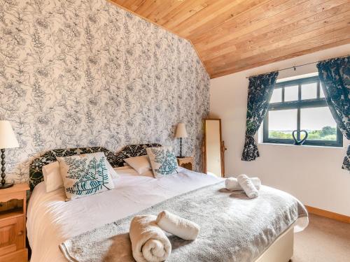 Bluebell Cottage - Uk36669 في Goulsby: غرفة نوم عليها سرير وفوط