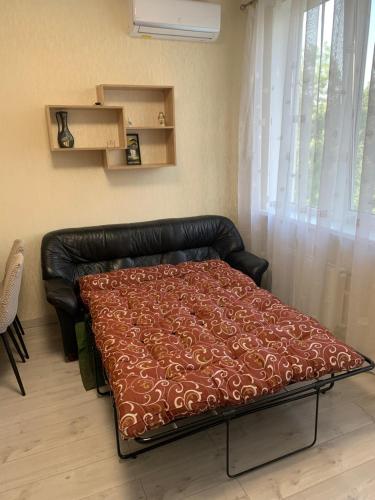 Een bed of bedden in een kamer bij Altair apartments Budova