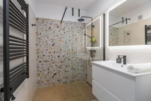 bagno con doccia e lavandino bianco di Saint Vitus Apartment a Rovigno (Rovinj)