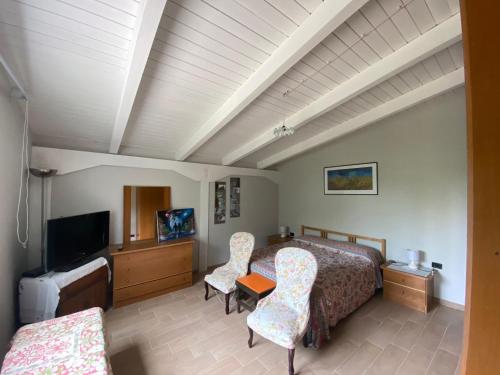 - une chambre avec un lit, une table et des chaises dans l'établissement House Edda Serena - Casa Vacanze Salerno, à Pontecagnano