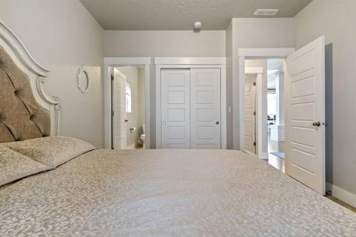 a bedroom with a large bed in a room at The Dream Home with 5 bedrooms in Meridian ID in Meridian