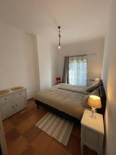 une chambre avec un lit et une table avec une lampe dans l'établissement Appartement+Terrasse en Provence dans le Luberon, à Apt