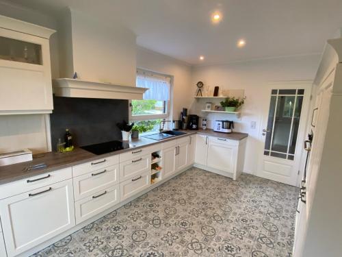 Kuchyň nebo kuchyňský kout v ubytování Ferienhaus FRIESENHERZ - Traum-Landhaus mit Sauna & Wallbox