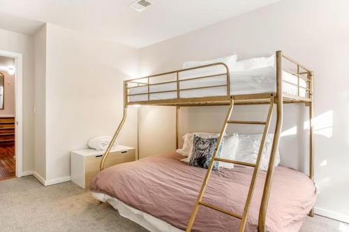 ein Schlafzimmer mit einem Etagenbett mit einer Leiter in der Unterkunft Scenic - Holiday Haven - 4 Minutes to Beaver Creek in Avon