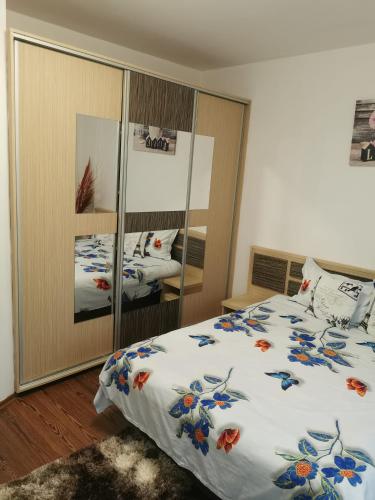 フネドアラにあるModernul apartament de lângă Castelのベッドルーム1室(ベッド1台、鏡張りのキャビネット付)