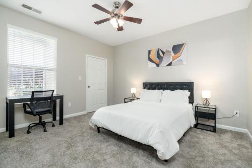 um quarto com uma cama, uma secretária e uma ventoinha de tecto em Tranquil Haven in Greenwood em Greenwood
