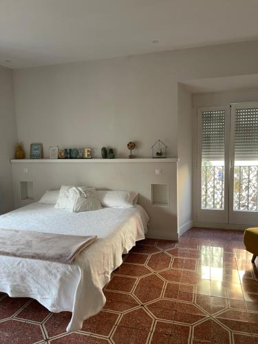 biała sypialnia z łóżkiem i oknem w obiekcie CÉNTRICO APARTAMENTO REFORMADO EN ARANJUEZ w mieście Aranjuez