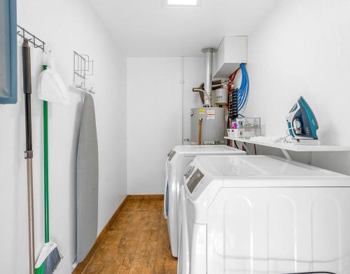 a laundry room with a washer and a washing machine at Modern home near UVU and BYU with hot tub and mountain views in Orem