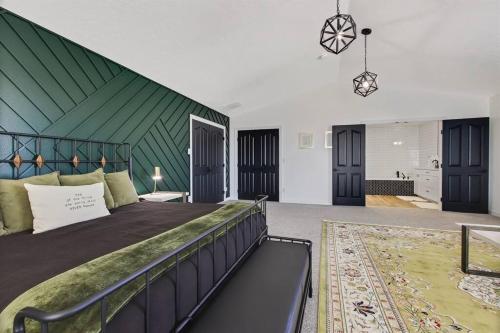 1 dormitorio con 1 cama grande y pared verde en Treasure Valleys Shared Home Luxury 2 Room Booking, en Meridian