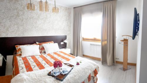 科巴羅的住宿－Varosha Combarro，一间卧室配有一张床,上面放着鲜花