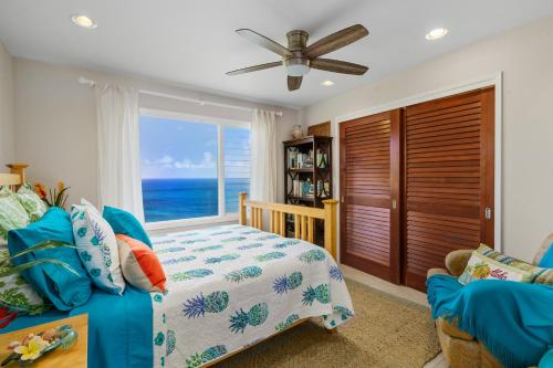 1 dormitorio con cama y vistas al océano en Breathtaking Ocean View of Royal Waters! AK5202, en Princeville