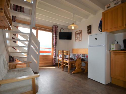 - une cuisine avec un escalier et un réfrigérateur dans la chambre dans l'établissement Duplex cosy au pied des pistes, 5 pers, parking couvert - FR-1-505-152, à Cohennoz