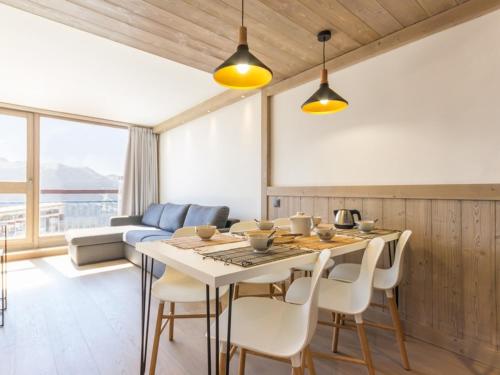 une salle à manger avec une table, des chaises et un canapé dans l'établissement Appartement rénové 6 pers · Balcon Sud-Ouest · Centre station Arc 1800 · Wifi gratuit - FR-1-346-343, à Arc 1800