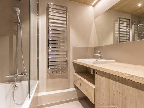une salle de bain avec une baignoire, un lavabo et une douche dans l'établissement Appartement rénové 6 pers · Balcon Sud-Ouest · Centre station Arc 1800 · Wifi gratuit - FR-1-346-343, à Arc 1800