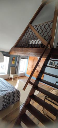 - un escalier dans une chambre avec un lit dans l'établissement MAISON DE VACANCES aU 91, à Ardres