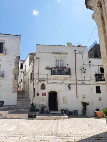 a white building with a door and a window at Casa Santa Chiara - Affitti Brevi Italia in Monte SantʼAngelo