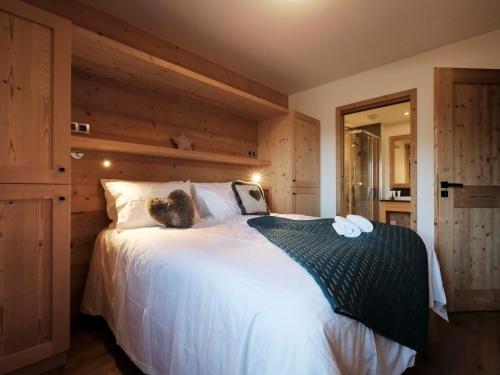 a cat sitting on a bed in a bedroom at Chalet Saint-Martin-de-Belleville, 5 pièces, 8 personnes - FR-1-344-759 in Saint-Martin-de-Belleville