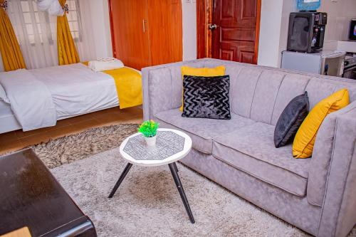 Postel nebo postele na pokoji v ubytování Belaire BnB Ruaka 1