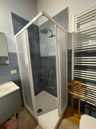 a shower with a glass door in a bathroom at Le Gatte in SantʼUrbano