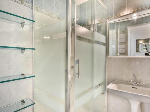 une salle de bain avec un lavabo et une douche dans l'établissement Charmant T3 au coeur des Gets - 5 pers, proche remontées mécaniques et commerces - FR-1-685-2, aux Gets