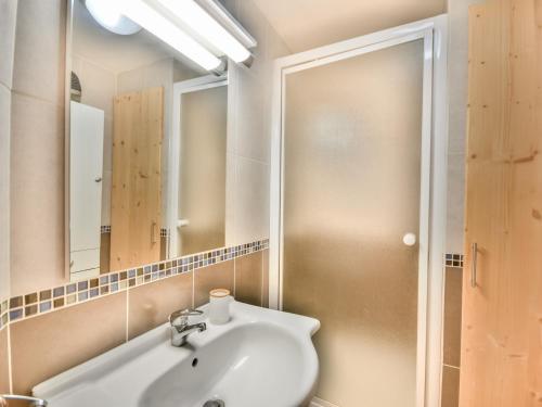 une salle de bain avec un lavabo blanc et un miroir dans l'établissement T3 + Coin Montagne Rénové Proche Centre, 6 Pers, Parking, Navettes Gratuites, Les Gets - FR-1-685-13, aux Gets