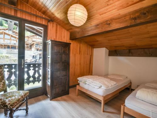 une chambre avec deux lits et une fenêtre dans l'établissement Duplex T3 aux Gets - 5 pers, vue panoramique, balcon, parking, WiFi - FR-1-685-24, aux Gets