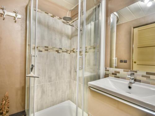 une salle de bain avec douche et lavabo dans l'établissement Studio Cabine Rénové au Centre des Gets, Proche Remontées Mécaniques - FR-1-685-34, aux Gets