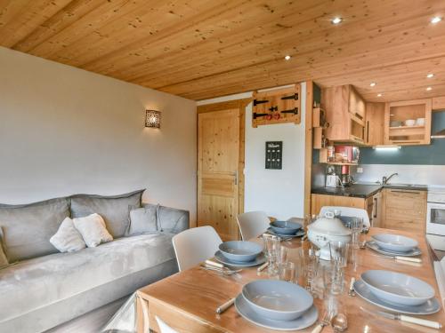 un salon avec une table et un canapé dans l'établissement T2 + Coin Nuit, Balcon, Proche Pistes et Centre, Idéal 6 Pers - FR-1-685-43, aux Gets