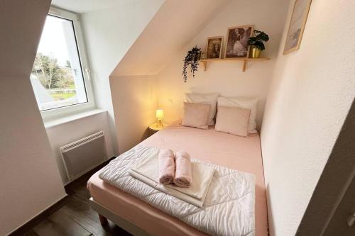 ein kleines Schlafzimmer mit einem Bett mit zwei Handtüchern darauf in der Unterkunft Bord de mer proche du port 500m de La Baule in Le Pouliguen