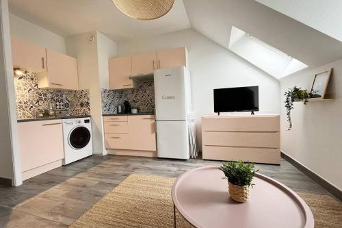 un salon avec une table et une cuisine dans l'établissement Bord de mer proche du port 500m de La Baule, au Pouliguen