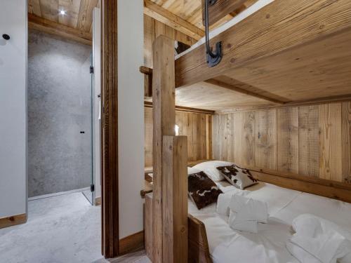 Ce lit se trouve dans un dortoir doté de murs en bois. dans l'établissement Appartement Montvalezan-La Rosière, 5 pièces, 10 personnes - FR-1-690-9, à La Rosière
